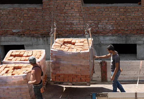 Professionella hantverkare bygger ett tegelhus — Stockfoto