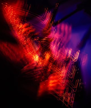 sahnede performans saksafon çalar