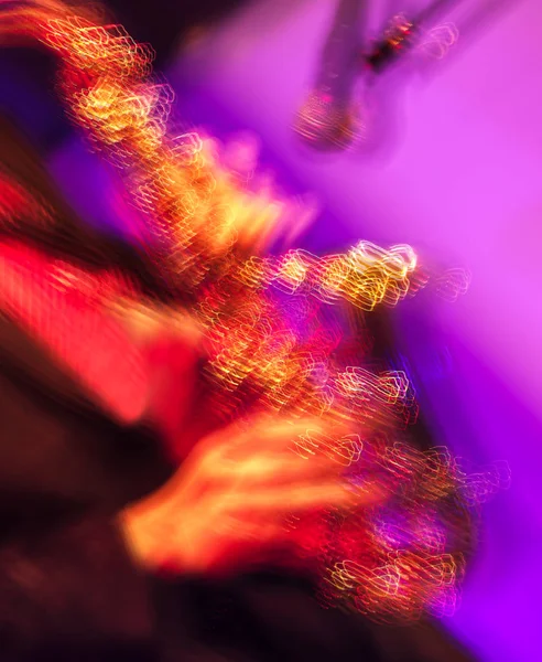 무대에서 공연 하는 색소폰 연주자 — 스톡 사진