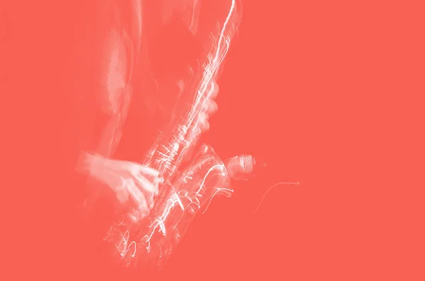 Саксофонист выступает на сцене — стоковое фото