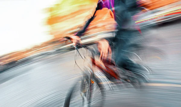 Fietser op de rijweg stad — Stockfoto