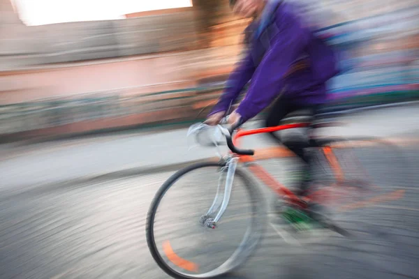 Rowerzysta na jezdni miasta — Zdjęcie stockowe