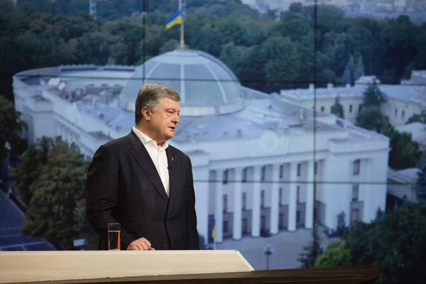 Petro Poroshenko durante un teleéter en el canal Ucrania — Foto de Stock