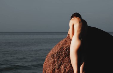 deniz kıyısında seksi çıplak kız