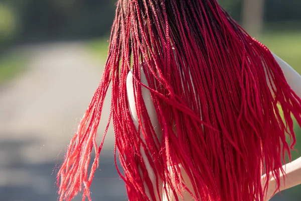 Дівчина в червоному купальнику на пляжі — стокове фото