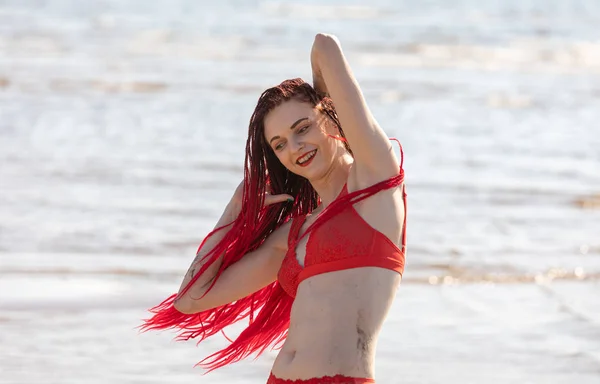 Fată într-un costum de baie roșu pe plajă — Fotografie, imagine de stoc