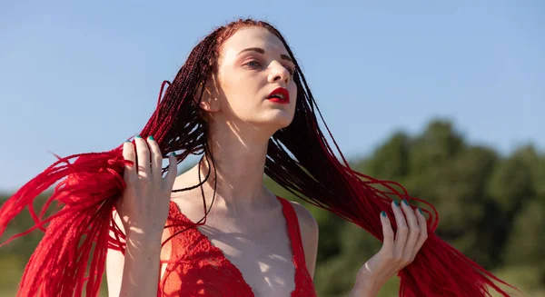 Menina em um maiô vermelho na praia — Fotografia de Stock