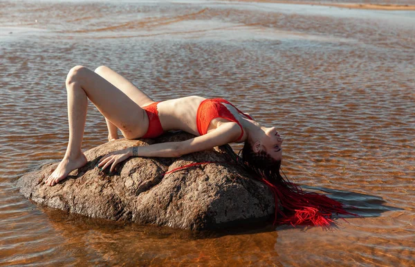 Kırmızı mayo plajdaki kız — Stok fotoğraf