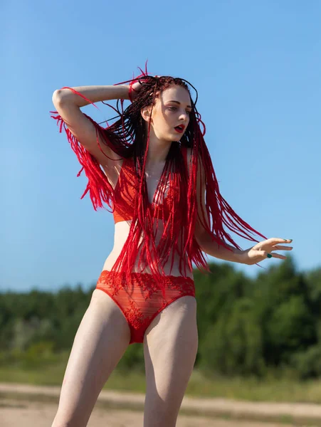 Ragazza in costume da bagno rosso sulla spiaggia — Foto Stock