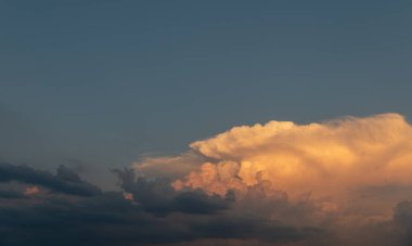 Bulutlu gün batımı