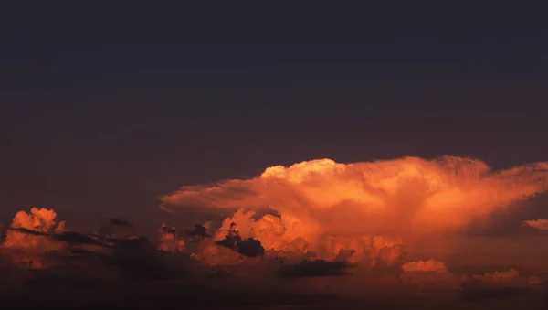 Zachód słońca niebo z chmurami — Zdjęcie stockowe