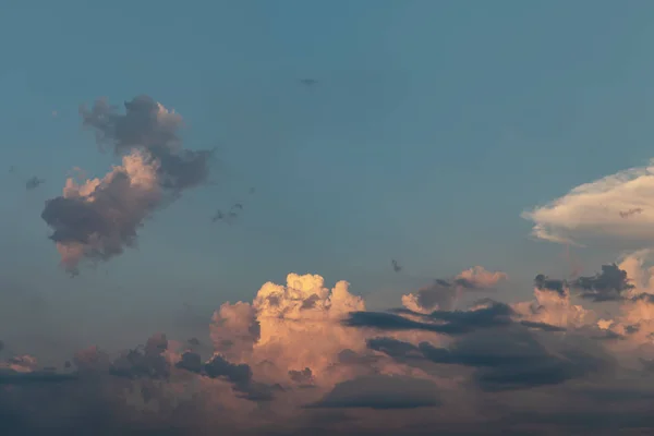Zachód słońca niebo z chmurami — Zdjęcie stockowe