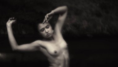 kırsal bir evin arka planda genç kadın