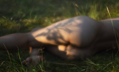 orman arka planda güneş ışığında çıplak kadın