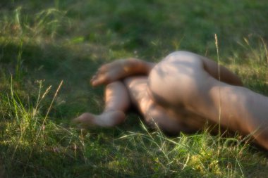 orman arka planda güneş ışığında çıplak kadın