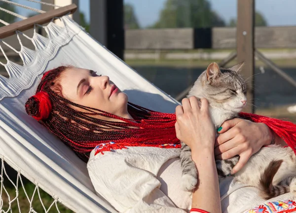 Young woman playing with cat — Stock Photo, Image