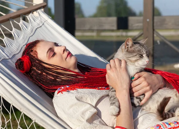 Jeune femme jouant avec chat — Photo