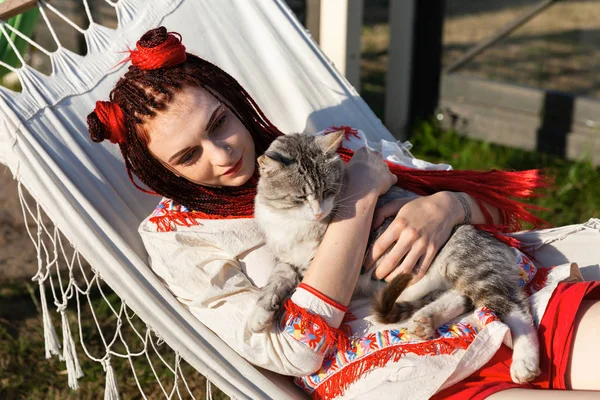 Jovem mulher brincando com gato — Fotografia de Stock