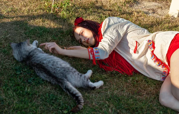 Joven mujer jugando con gato —  Fotos de Stock