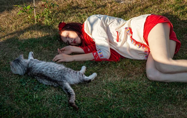 Joven mujer jugando con gato — Foto de Stock