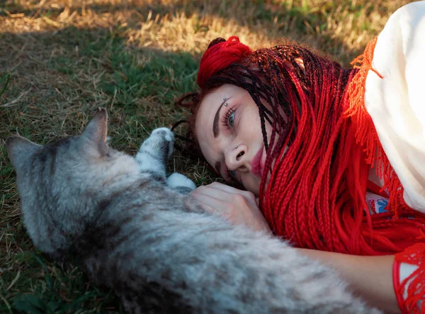 Joven mujer jugando con gato —  Fotos de Stock