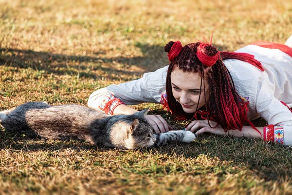 Jonge vrouw met kat spelen — Stockfoto