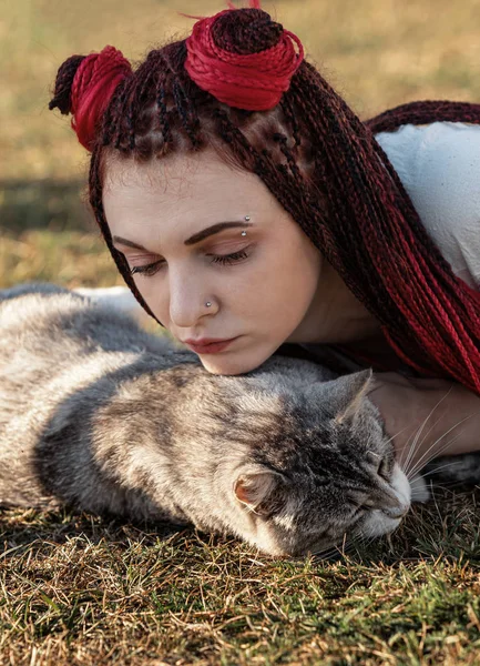 Jonge vrouw met kat spelen — Stockfoto