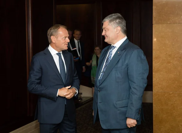 Petro Poroshenko e Donald TuskPetro Poroshenko e Donald Tusk — Fotografia de Stock