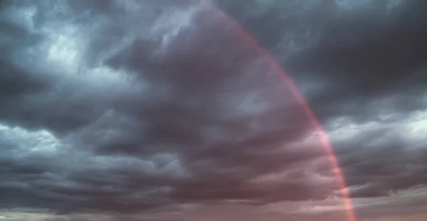 Arc-en-ciel dans le ciel — Photo