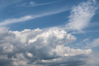 Beyaz kümülüs bulutları