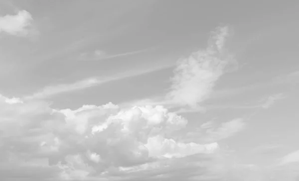 Nubes de cúmulos blancos — Foto de Stock