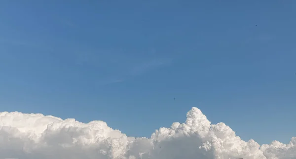 Nuages cumulus blancs — Photo