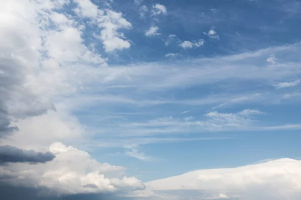 Bílé kumulující se mraky — Stock fotografie