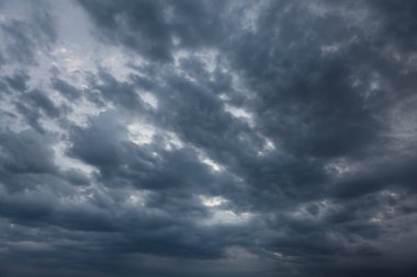 Gökyüzünde dramatik bulutlar