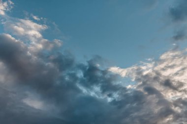Gökyüzünde dramatik bulutlar