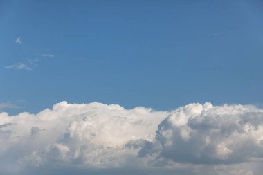 Beyaz kümülüs bulutları