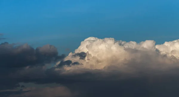 Nuvens cúmulos brancas — Fotografia de Stock