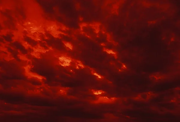 Dramatische Wolken am Himmel — Stockfoto