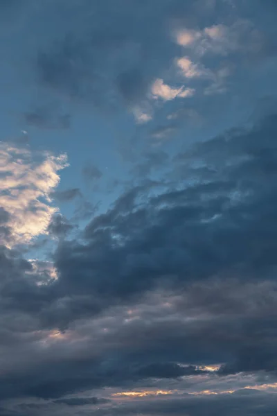 Dramatische wolken aan de hemel — Stockfoto