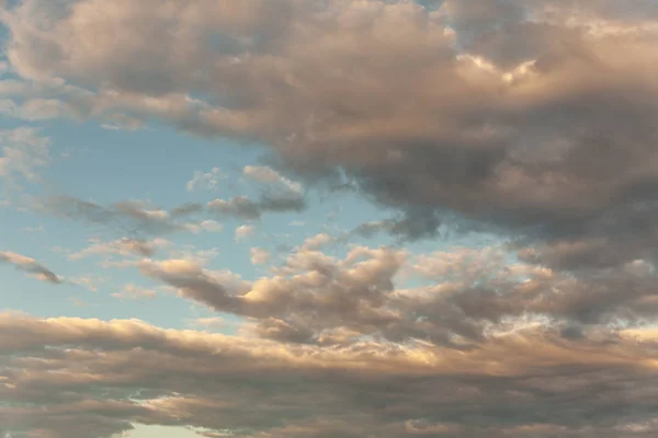 하늘의 극적 인 구름 — 스톡 사진