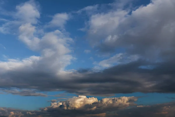 Nuages blancs sur le ciel bleu — Photo