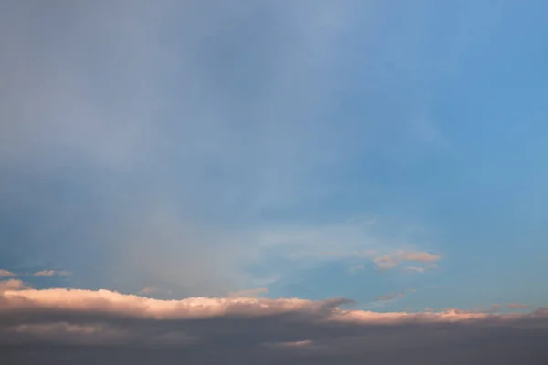 Witte wolken aan de blauwe lucht — Stockfoto