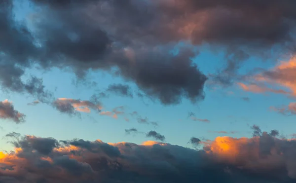 Céu com nuvens dramáticas — Fotografia de Stock