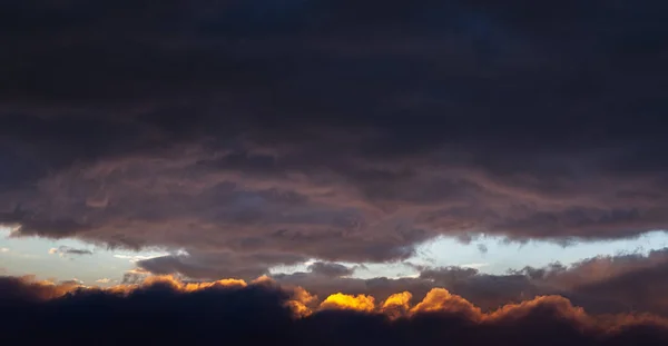 Ουρανό με δραματική σύννεφα — Φωτογραφία Αρχείου