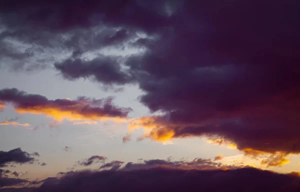 Céu com nuvens dramáticas — Fotografia de Stock