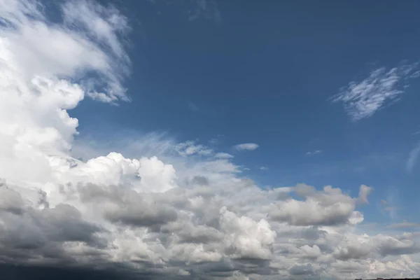 Białe chmury cumulus — Zdjęcie stockowe