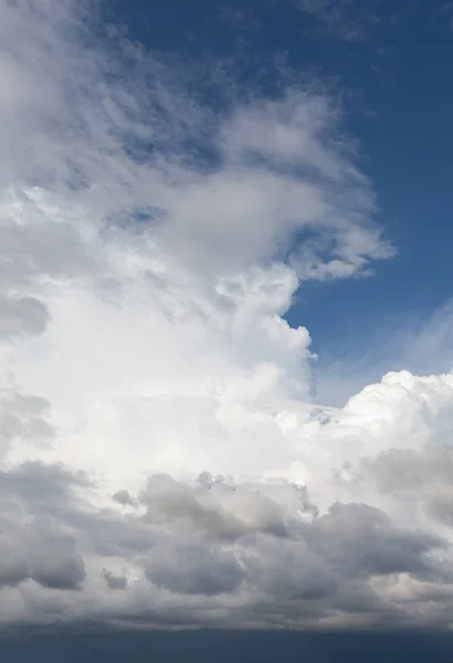 Nuvens cúmulos brancas — Fotografia de Stock