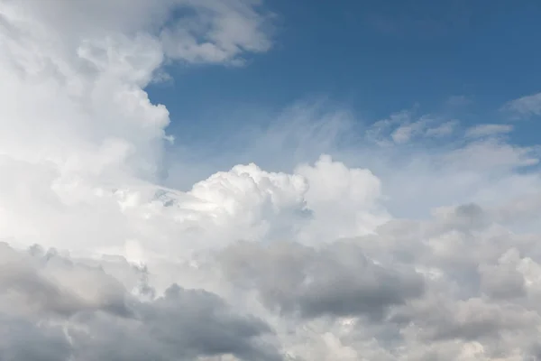 Witte cumulus wolken — Stockfoto