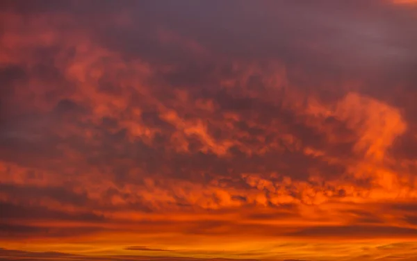 Dramático céu nascer do sol . — Fotografia de Stock