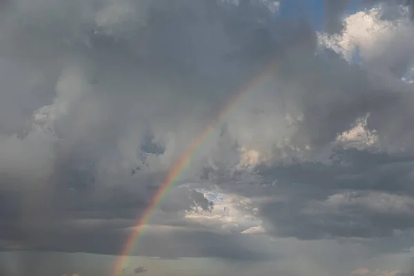 Regenboog in de lucht — Stockfoto